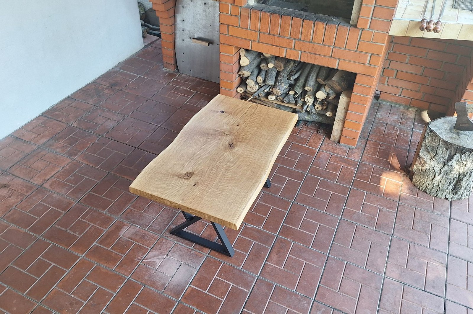 Table basse en bois brut avec bord naturel