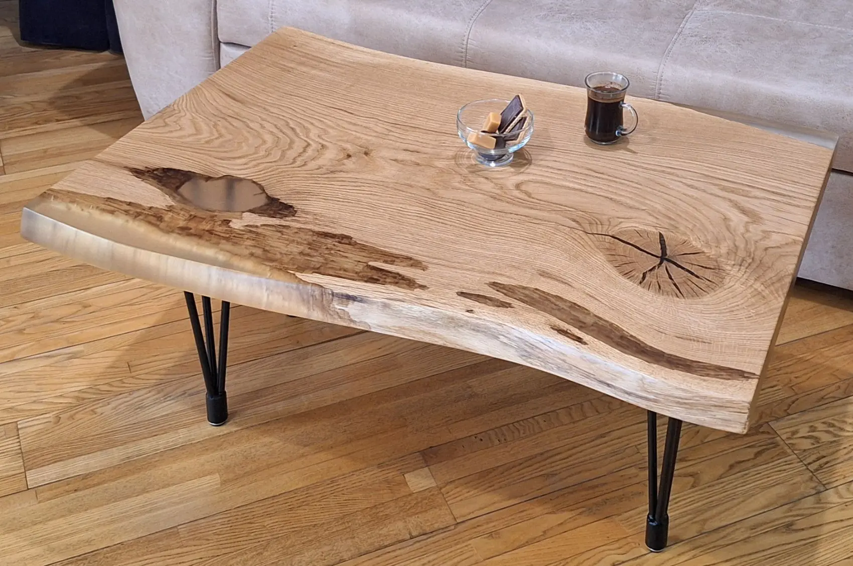 Table basse design en chêne massif et résine transparente