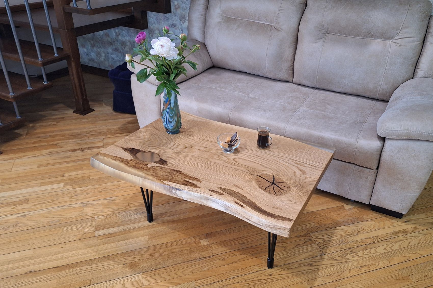 Table basse design en chêne massif et résine transparente