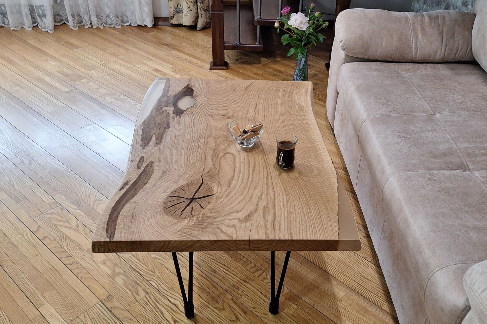 Table basse design en chêne massif et résine transparente