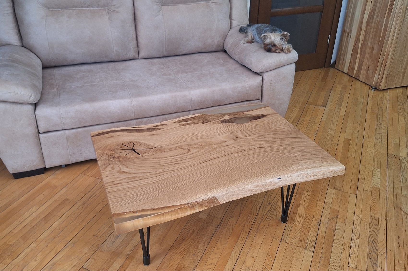 Table basse design en chêne massif et résine transparente