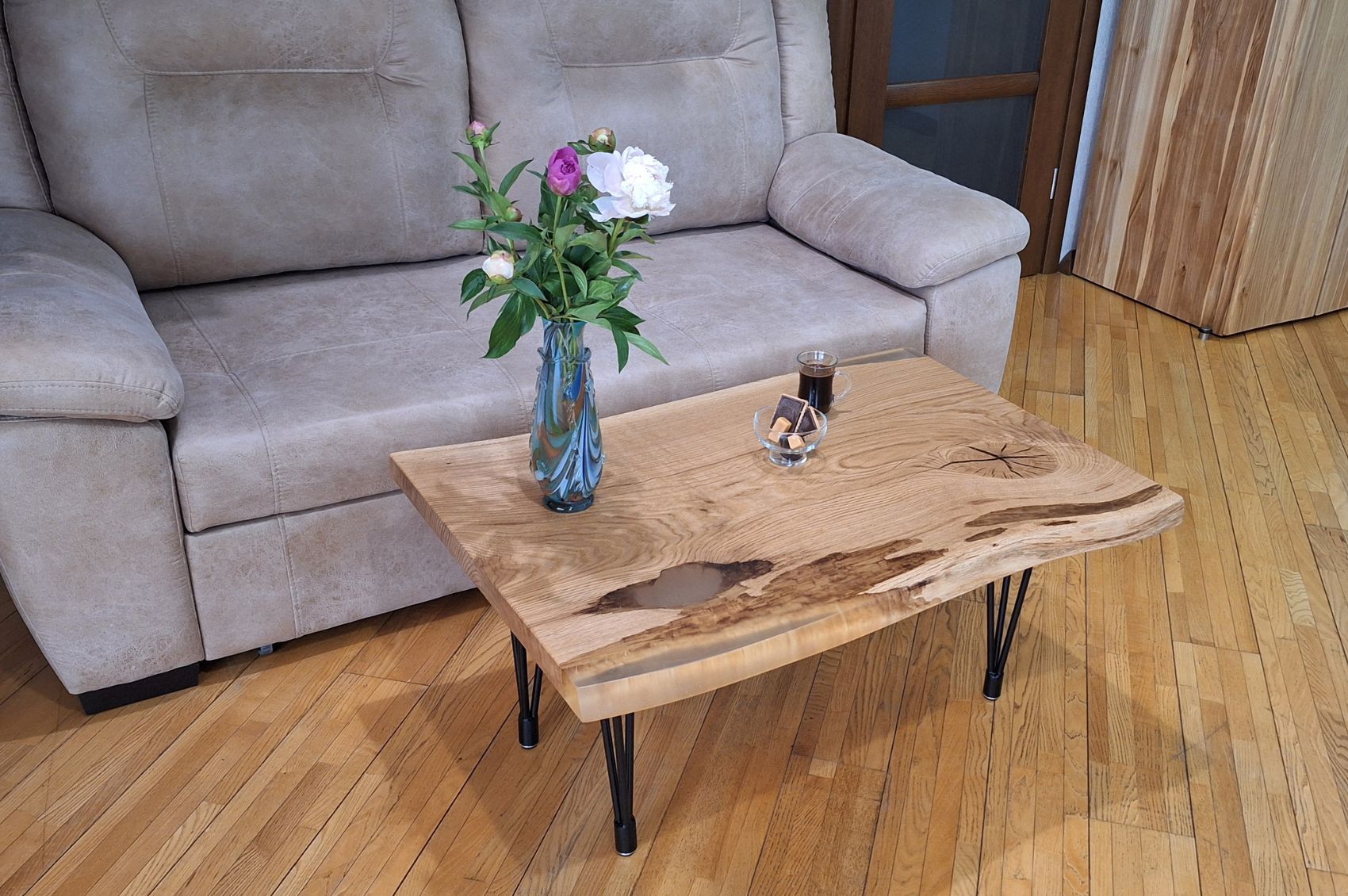 Table basse design en chêne massif et résine transparente