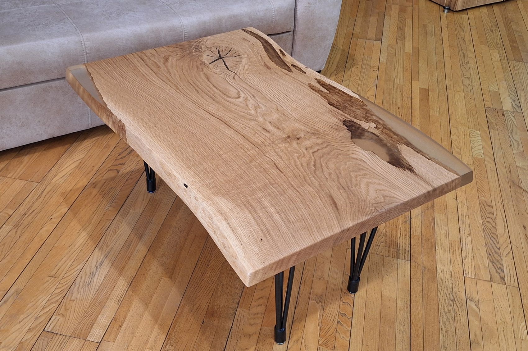 Table basse design en chêne massif et résine transparente