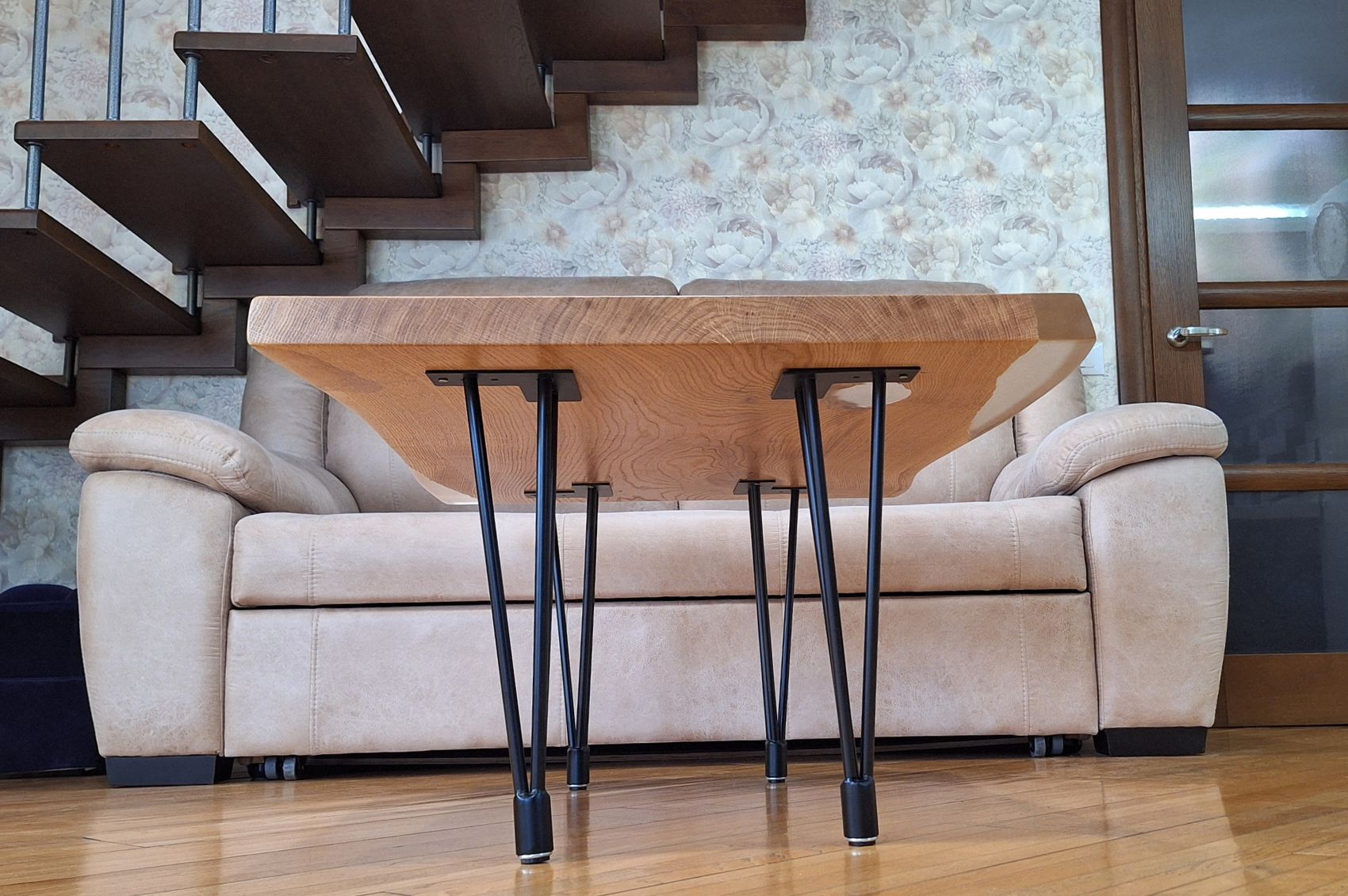 Table basse design en chêne massif et résine transparente