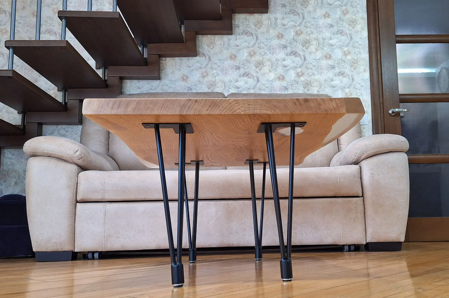 Table basse design en chêne massif et résine transparente