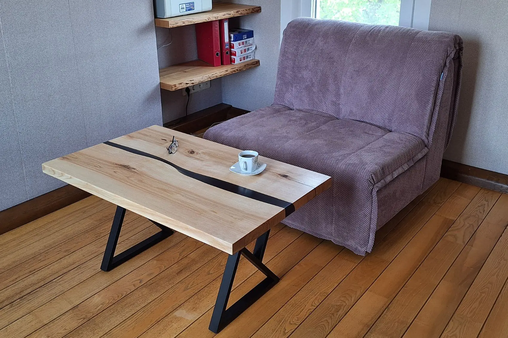 Table basse moderne en frêne et résine noire