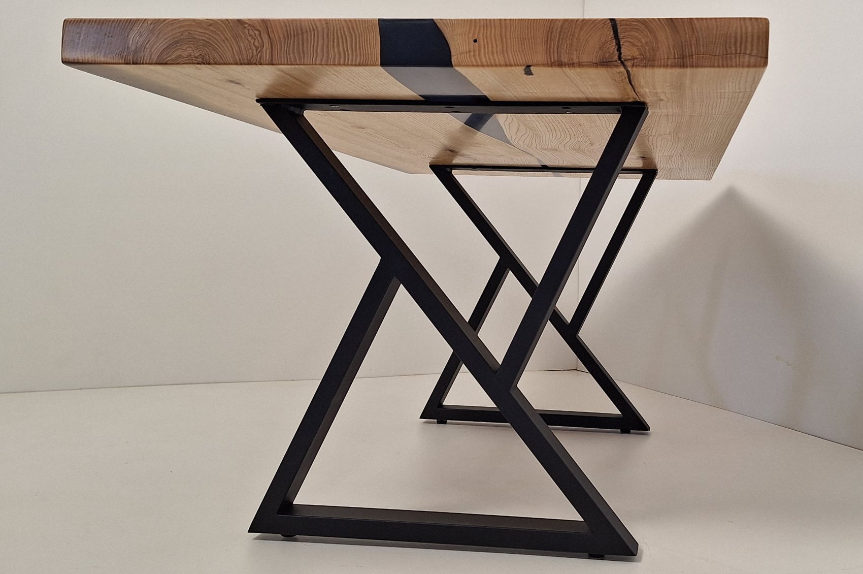 Table basse moderne en frêne et résine noire