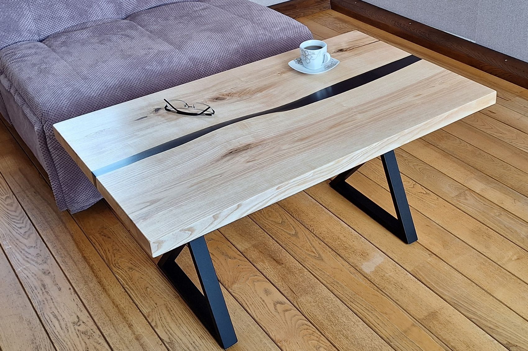 Table basse moderne en frêne et résine noire