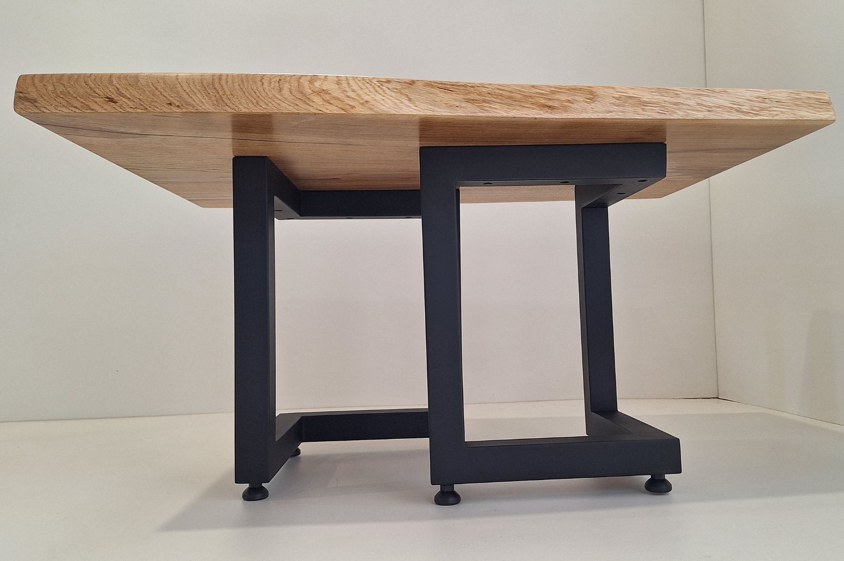 Table basse rustique en chêne massif avec finition naturelle
