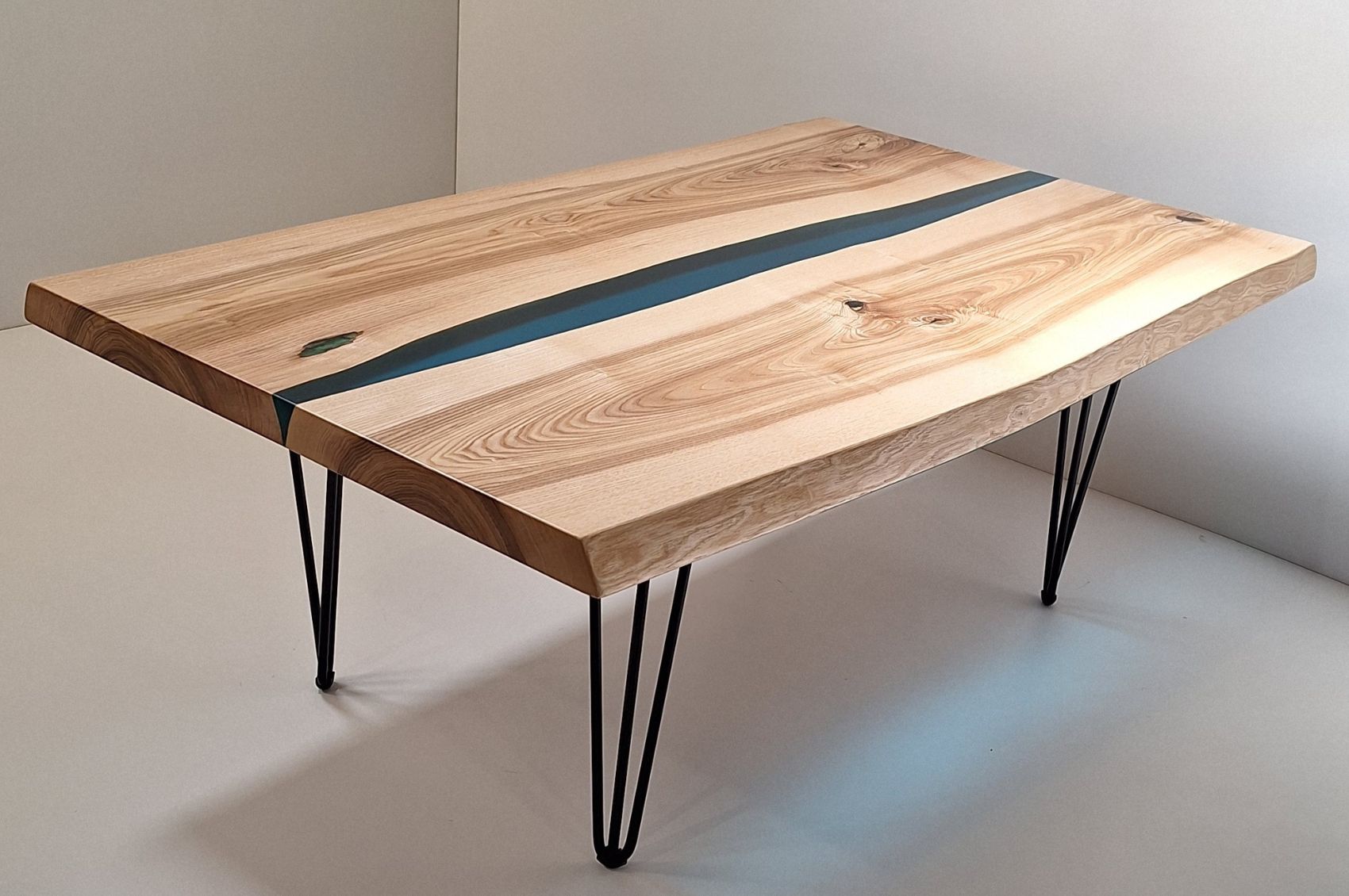 FK6 20 Table basse rivière en frêne et résine turquoise