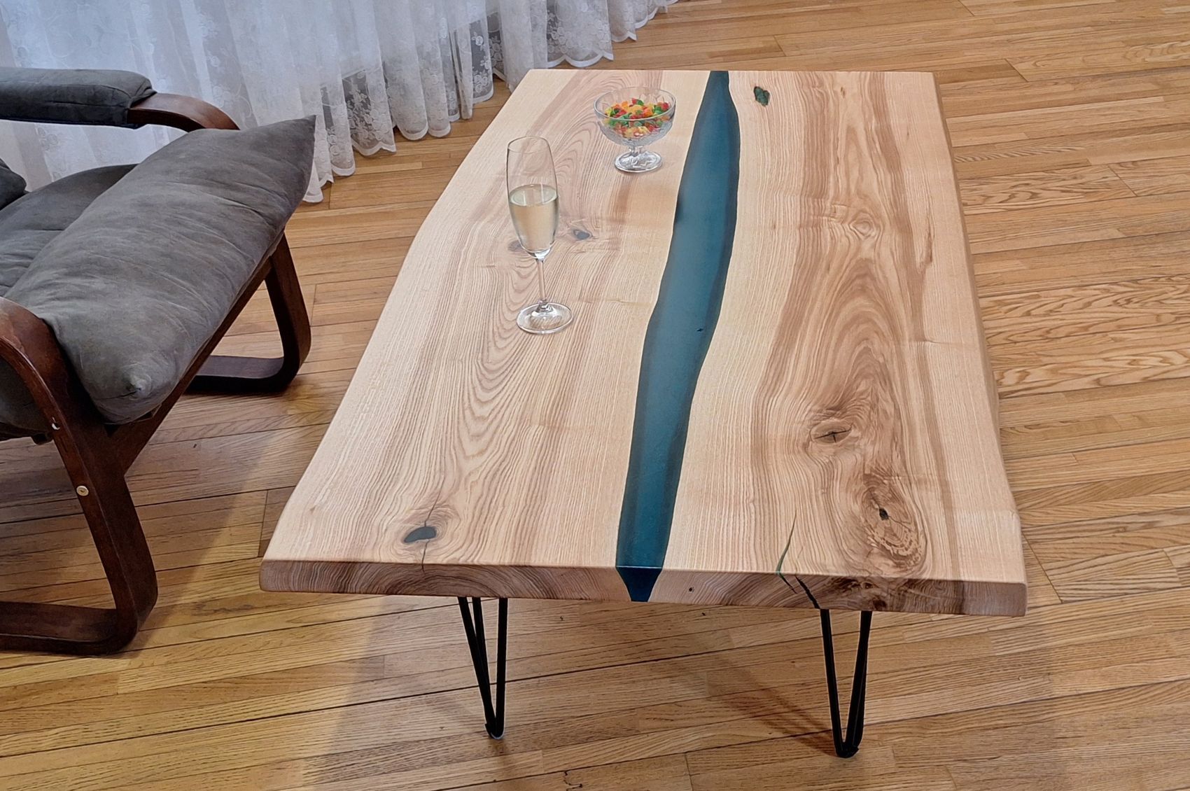 FK6 43 Table basse rivière en frêne et résine turquoise