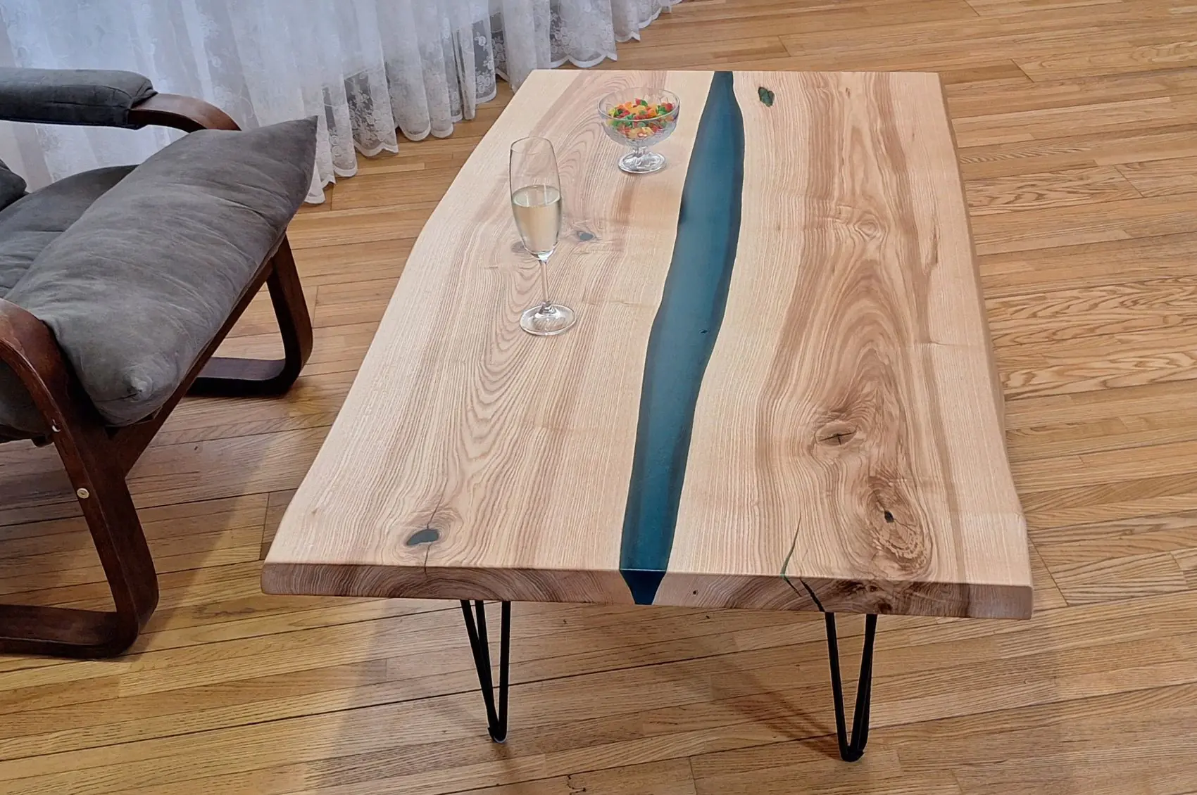 Table basse rivière en frêne et résine turquoise