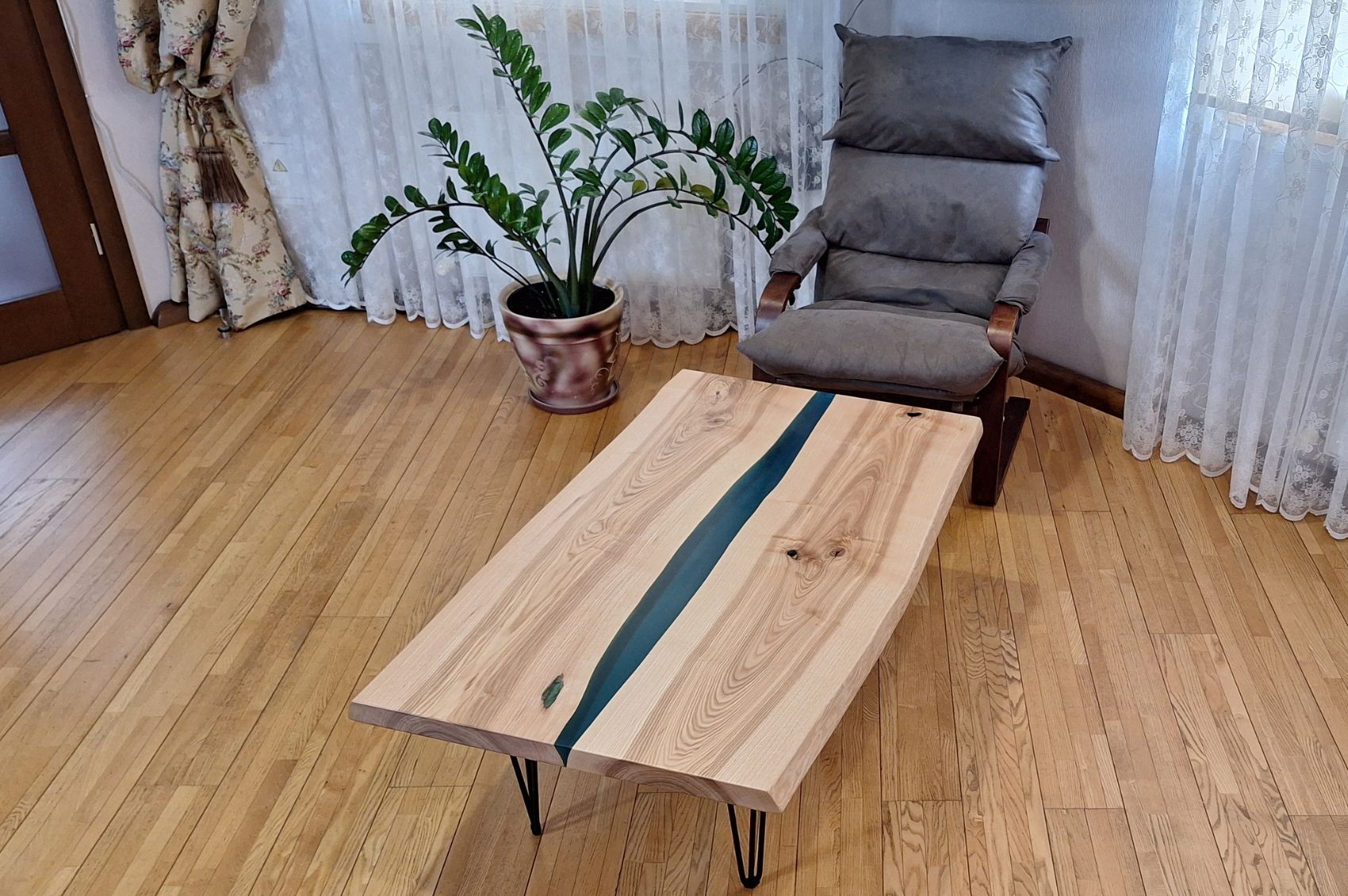 FK6 46 Table basse rivière en frêne et résine turquoise
