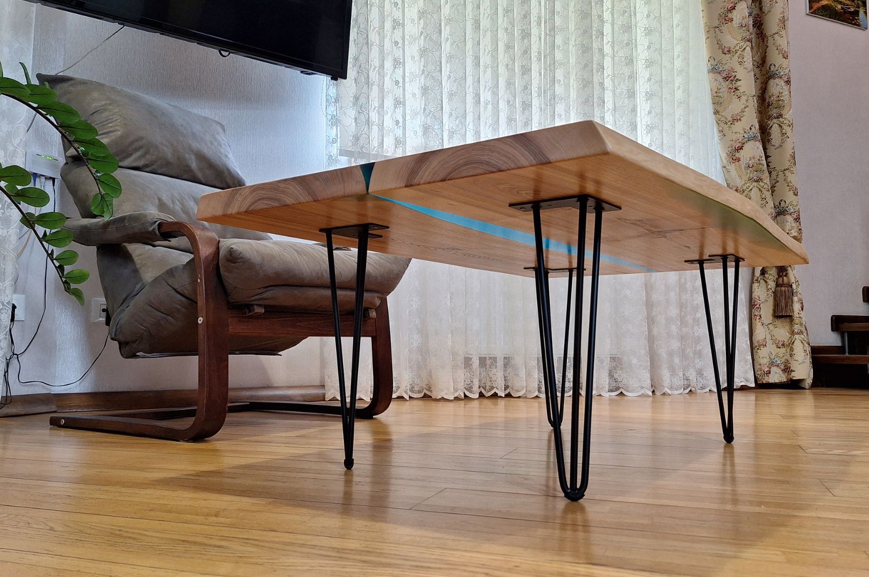FK6 54 Table basse rivière en frêne et résine turquoise