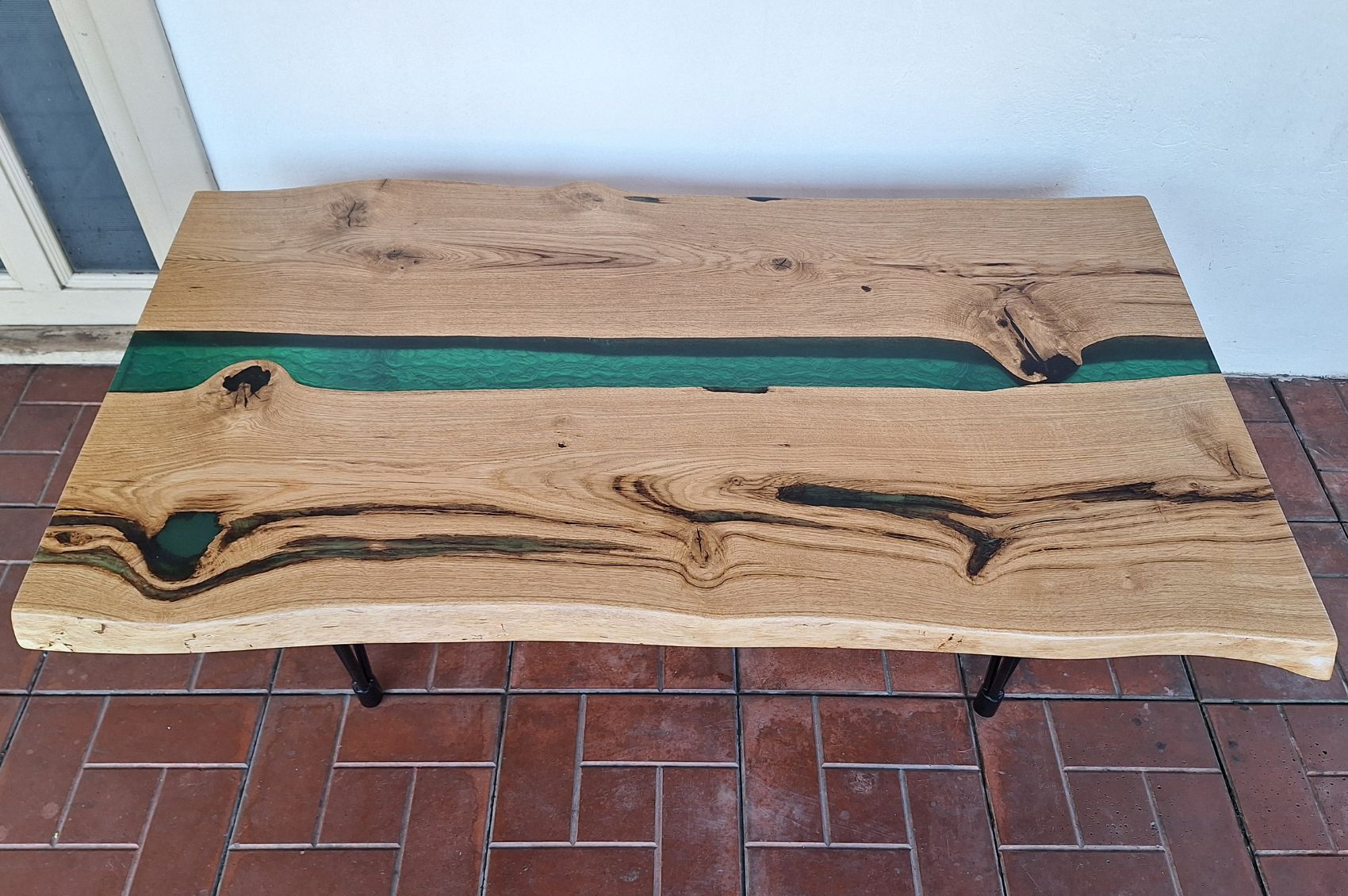 Table basse rivière en chêne massif et résine verte