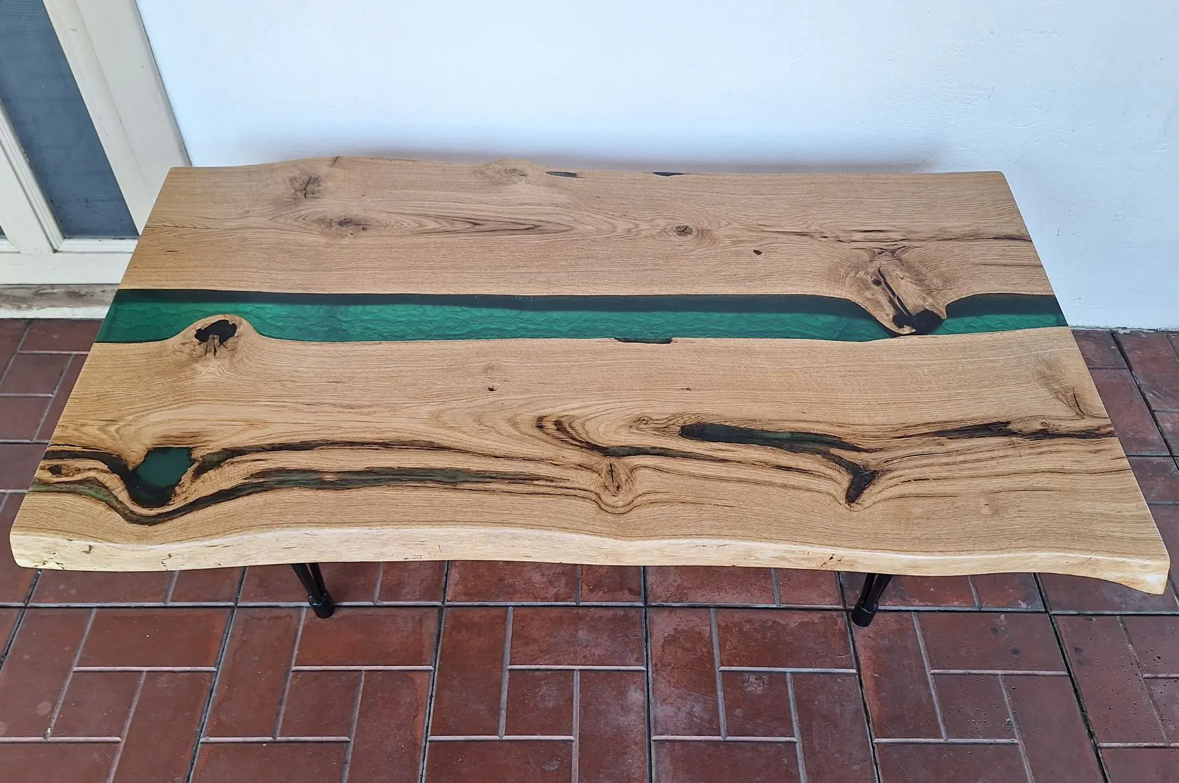 Table basse rivière en chêne massif et résine verte