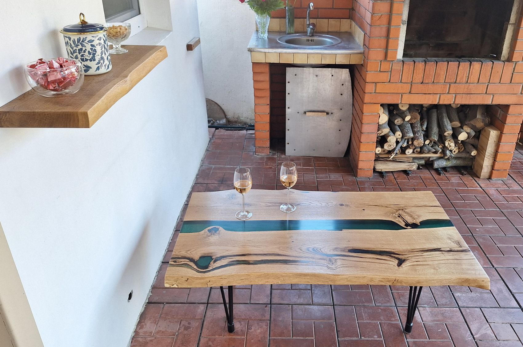 Table basse rivière en chêne massif et résine verte