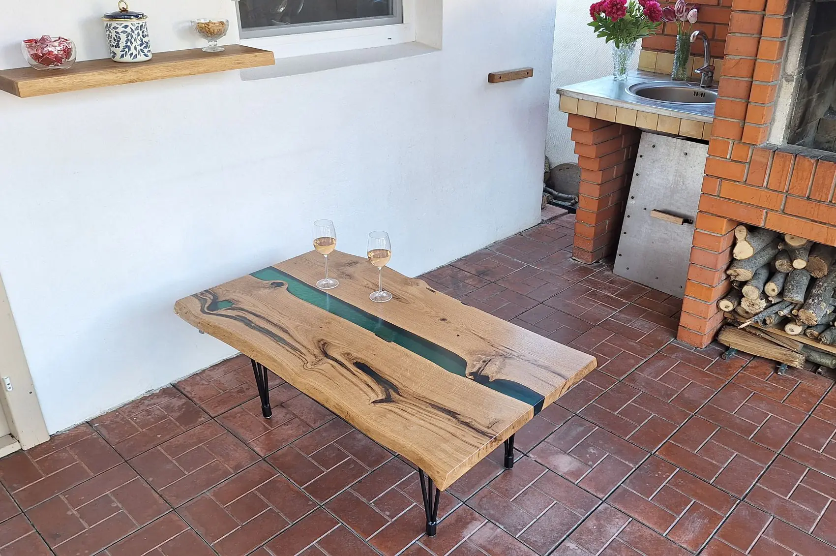Table basse rivière en chêne massif et résine verte