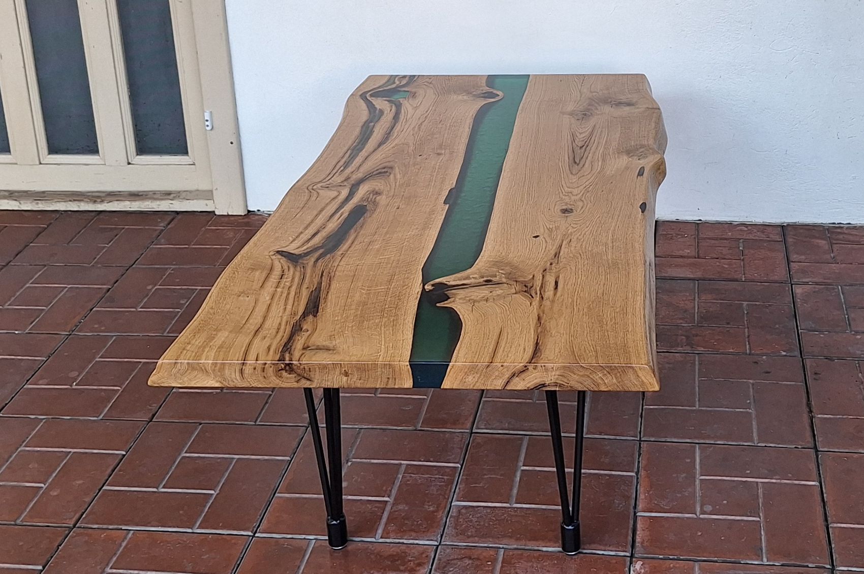 Table basse rivière en chêne massif et résine verte