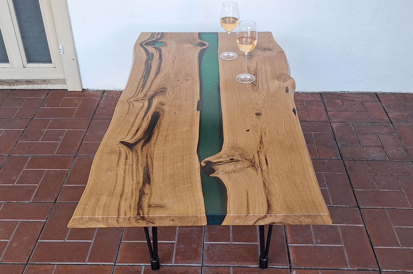 Table basse rivière en chêne massif et résine verte