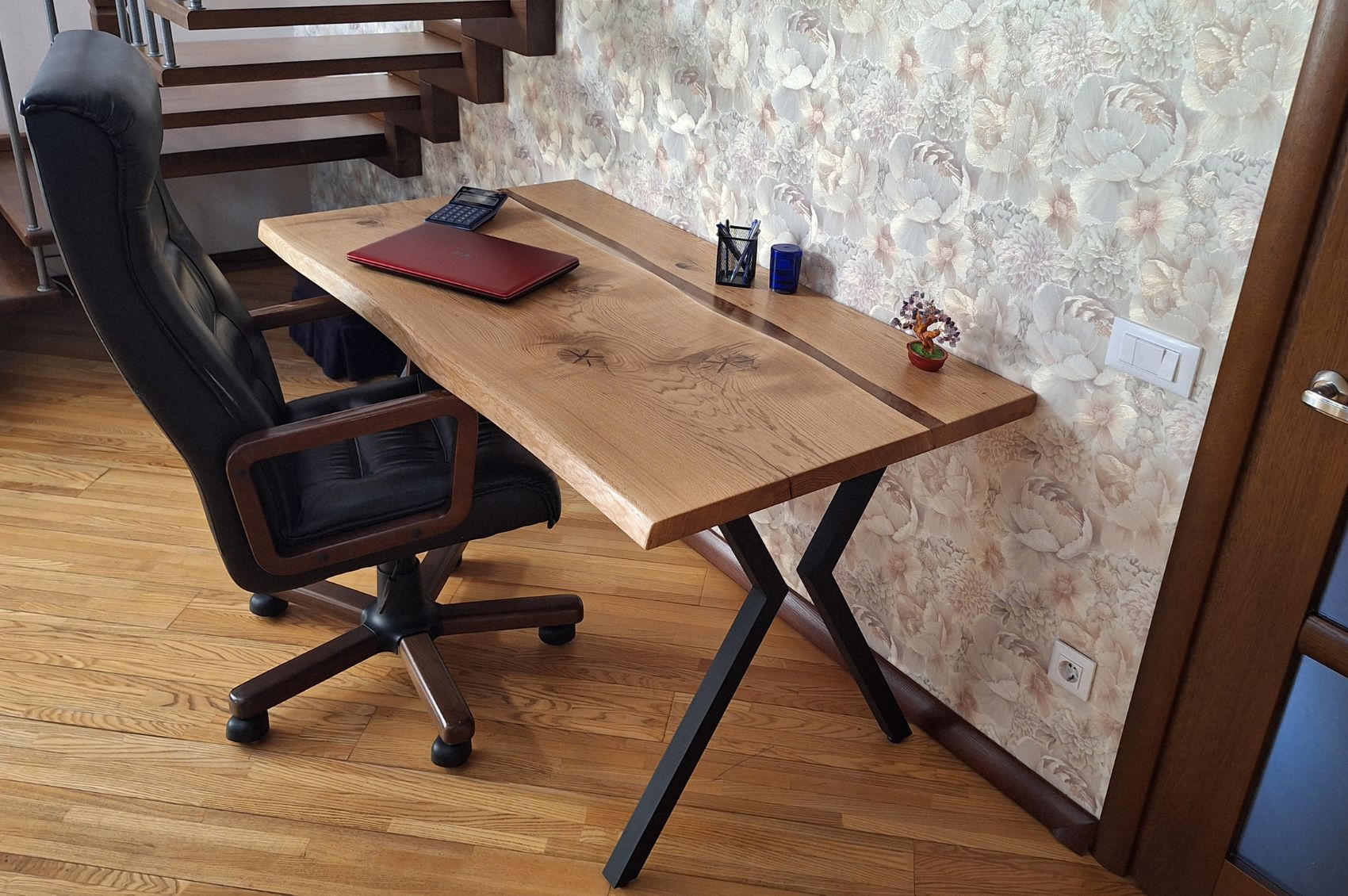 Bureau en chêne massif et résine – Élégance fonctionnelle pour un espace de travail naturel