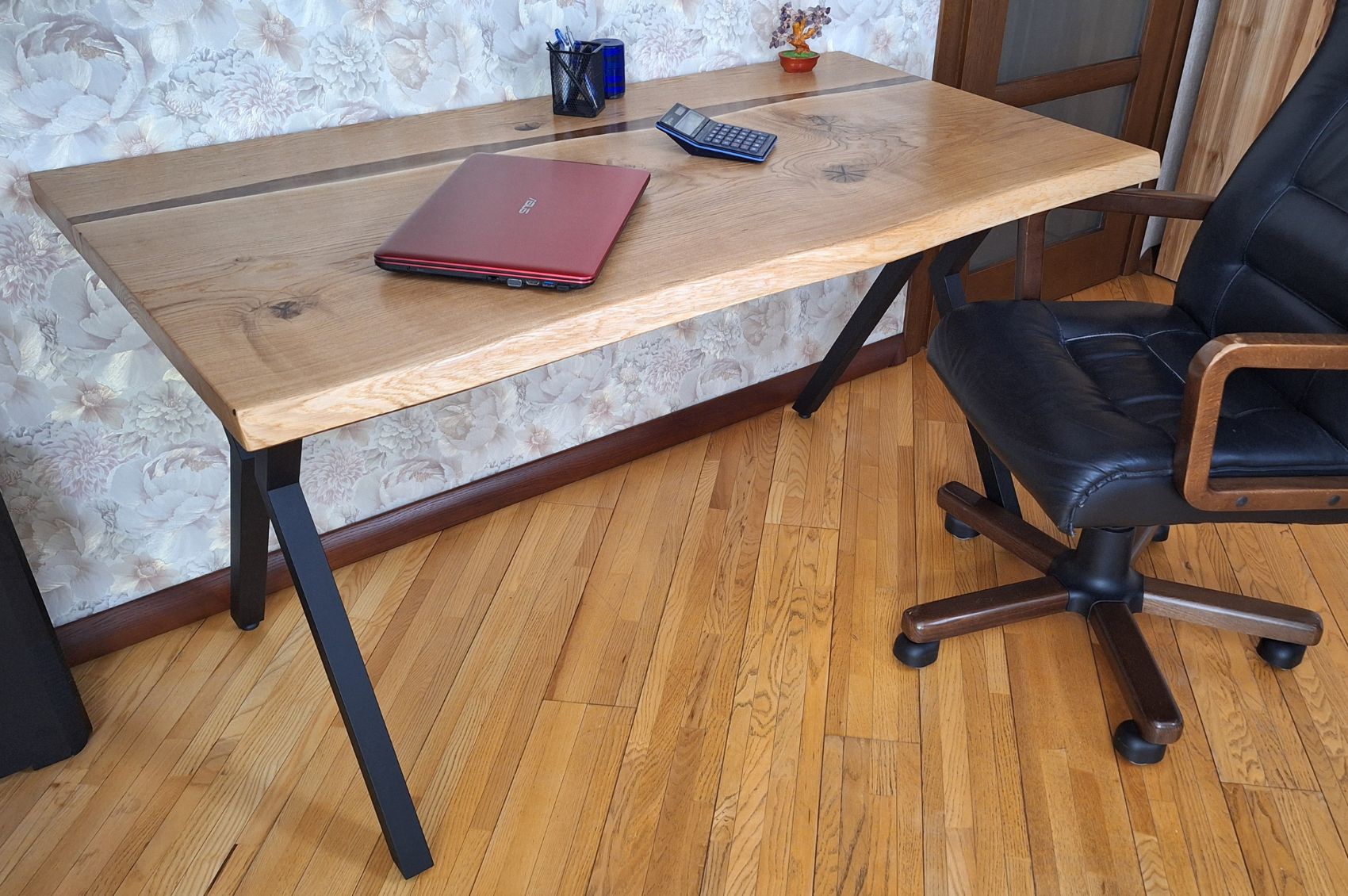 Bureau en chêne massif et résine – Élégance fonctionnelle pour un espace de travail naturel