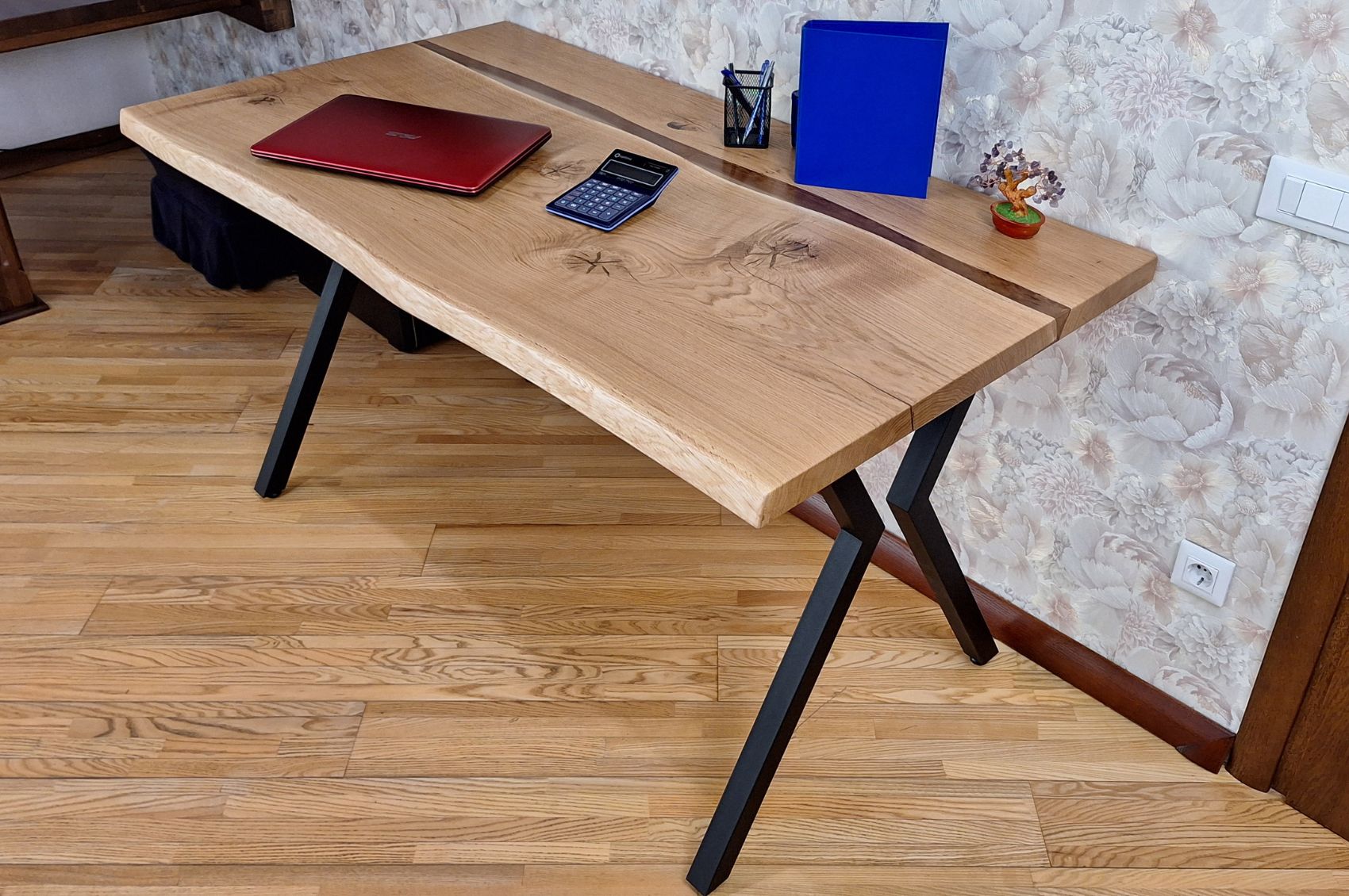 Bureau en chêne massif et résine – Élégance fonctionnelle pour un espace de travail naturel