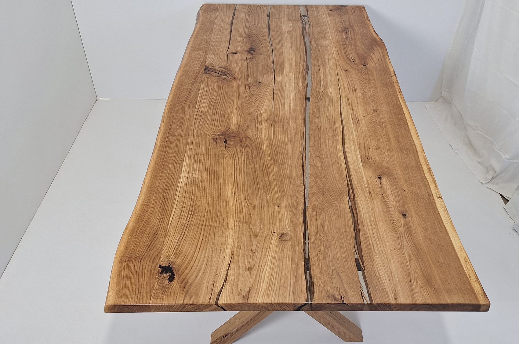 Table design en chêne massif & résine transparente – Brut & élégante