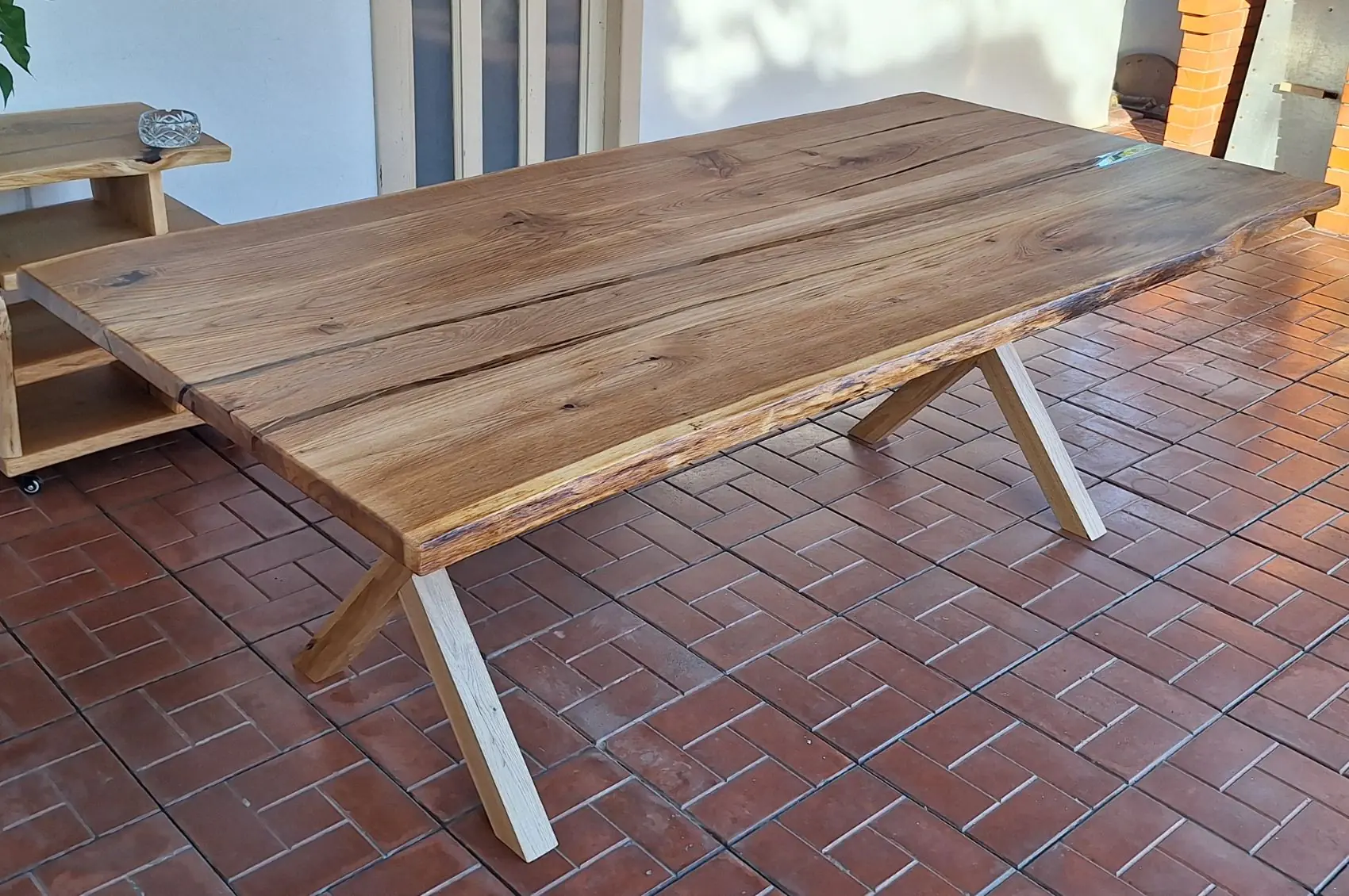 Table design en chêne massif & résine transparente – Brut & élégante