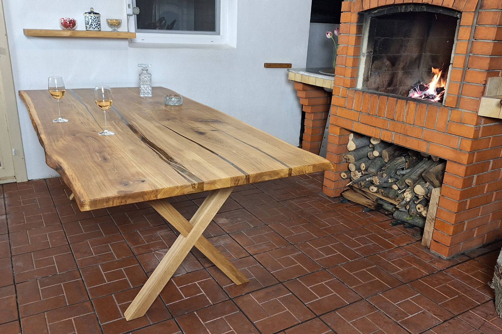 Table design en chêne massif & résine transparente – Brut & élégante