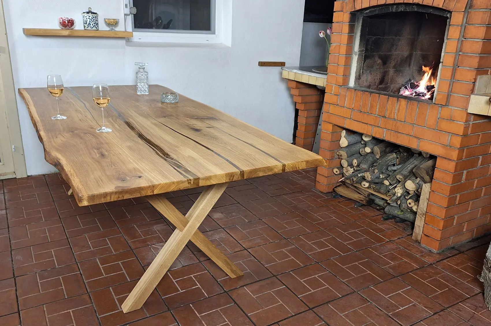 Table design en chêne massif & résine transparente – Brut & élégante