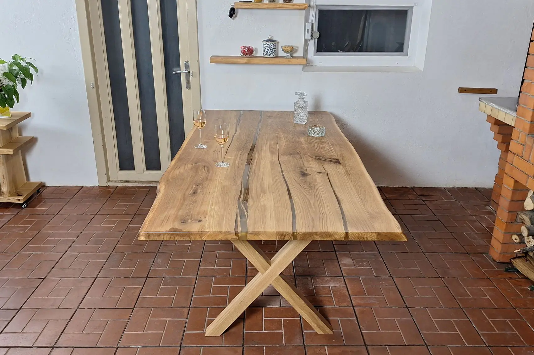 Table design en chêne massif & résine transparente – Brut & élégante