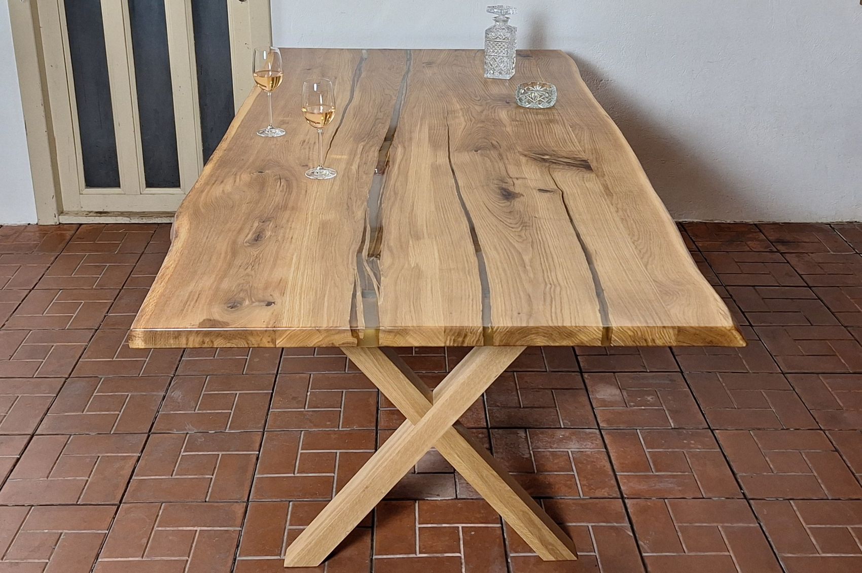 Table design en chêne massif & résine transparente – Brut & élégante