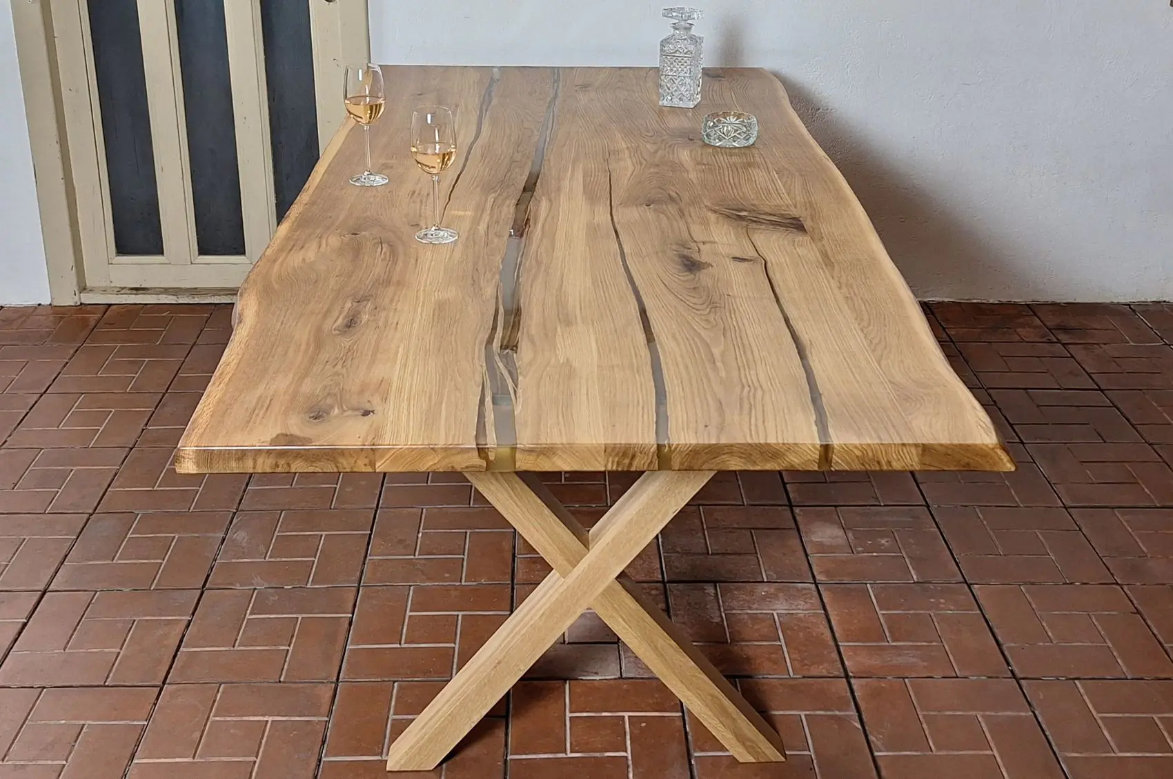 Table design en chêne massif & résine transparente – Brut & élégante