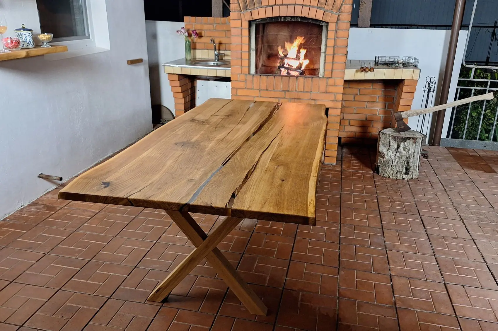 Table design en chêne massif & résine transparente – Brut & élégante