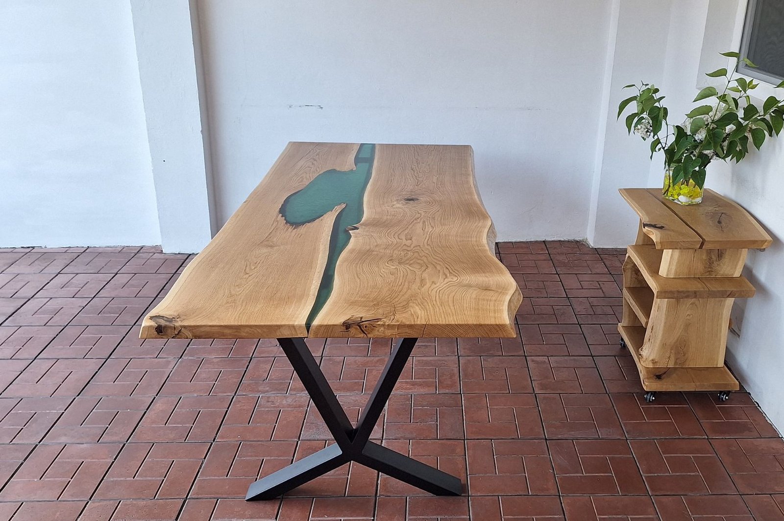 Table rivière en chêne massif & résine verte – Détail naturel saisissant Exemplaire