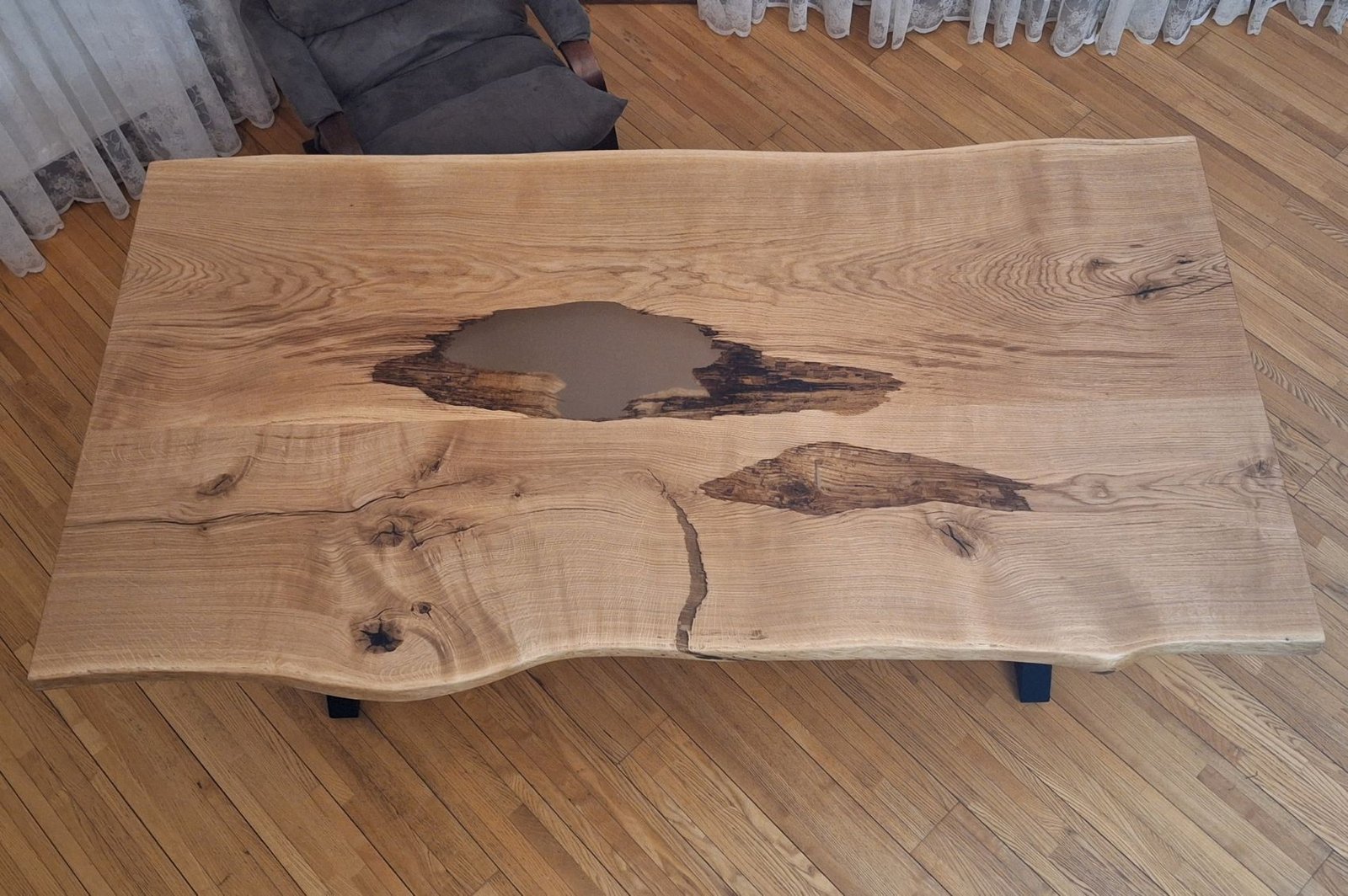 Table en chêne massif avec lac de résine – Reconstruction naturelle et élégance Exemplaire