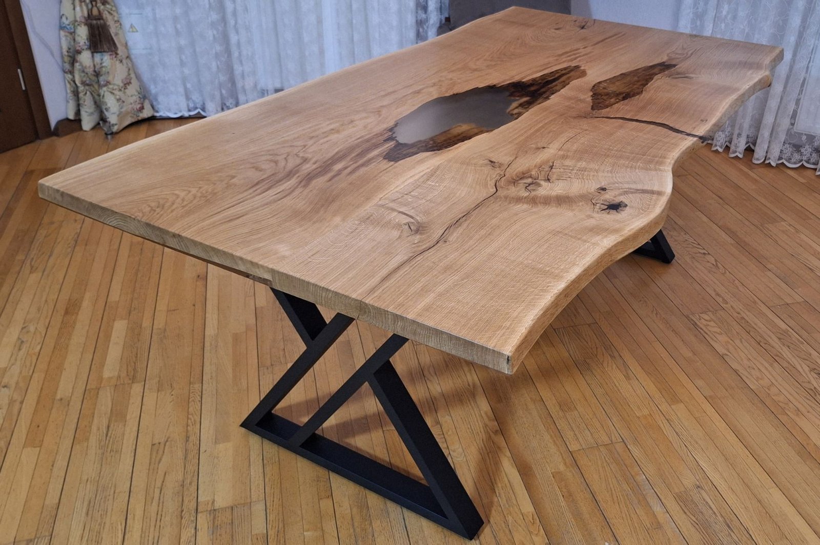 Table en chêne massif avec lac de résine – Reconstruction naturelle et élégance Exemplaire