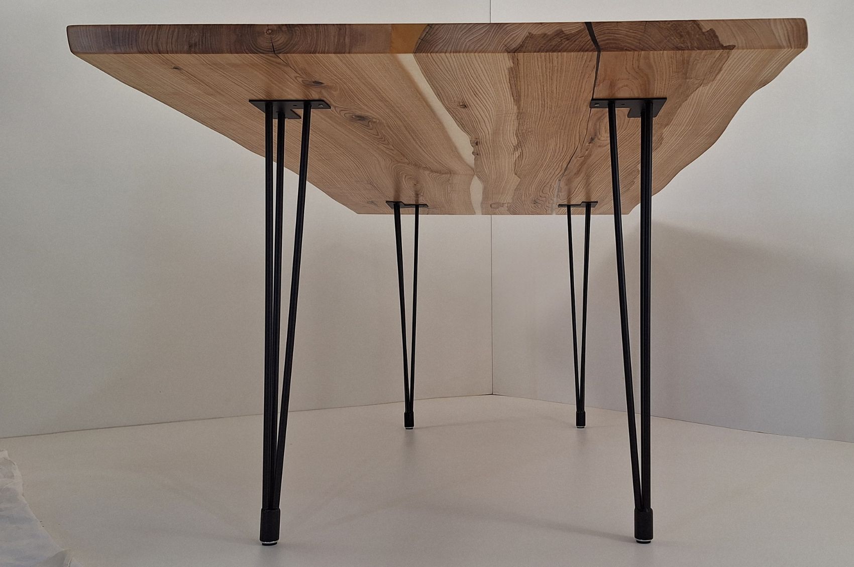 Table en frêne massif et résine blanche – Épure, douceur et artisanat Exemplaire