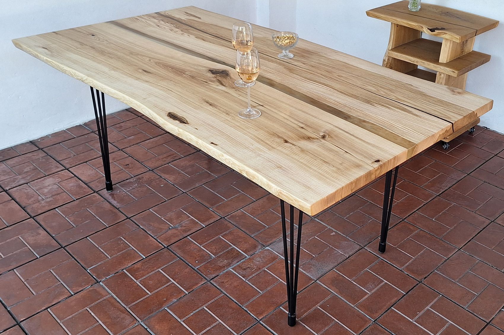 Table en frêne massif et résine blanche – Épure, douceur et artisanat Exemplaire