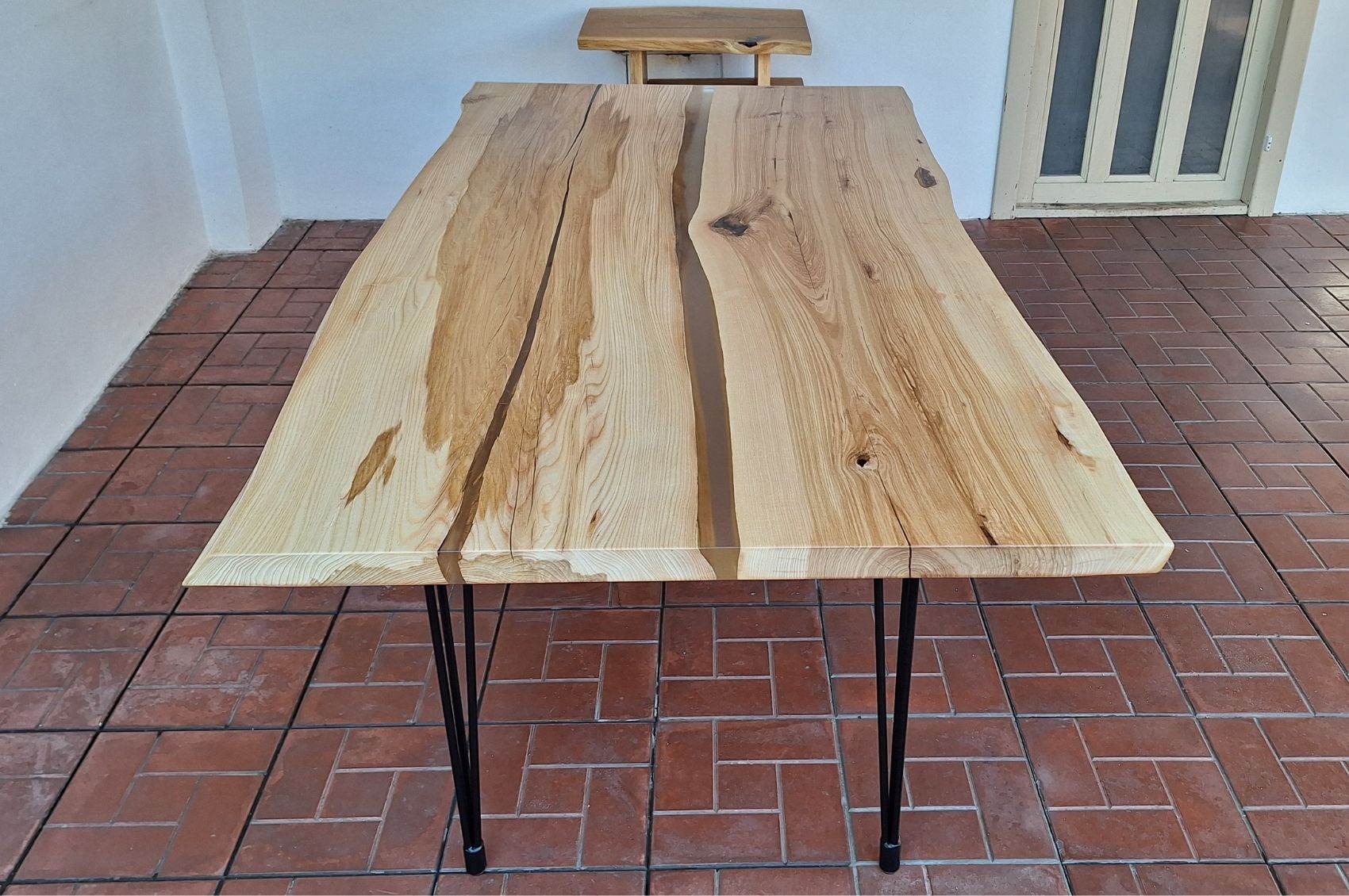 Table en frêne massif et résine blanche – Épure, douceur et artisanat Exemplaire