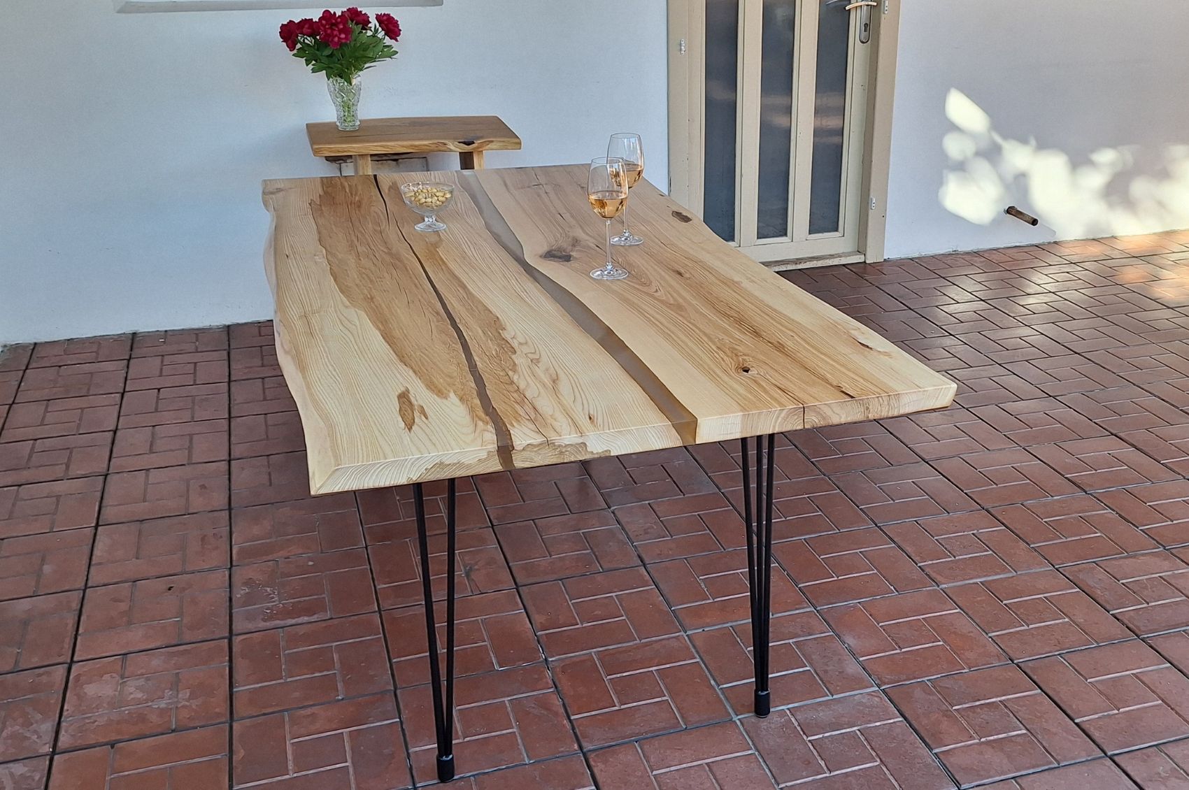 Table en frêne massif et résine blanche – Épure, douceur et artisanat Exemplaire