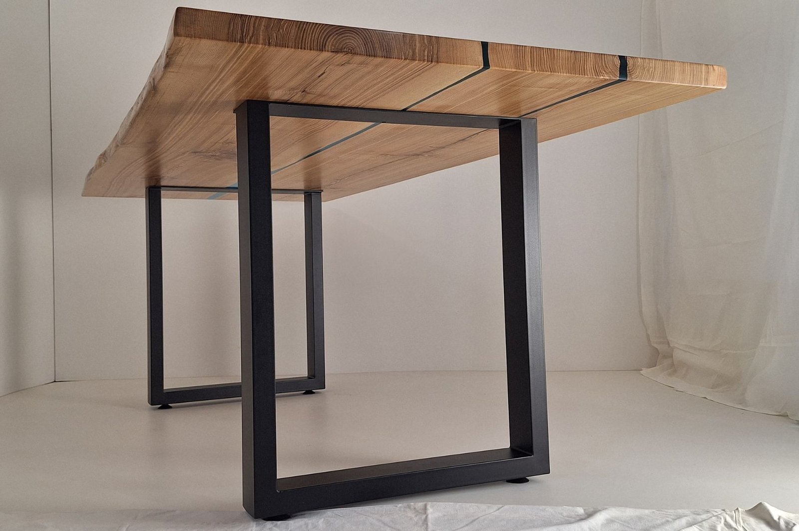 Table rivière en frêne massif et résine turquoise – Édition artisanale Exemplaire