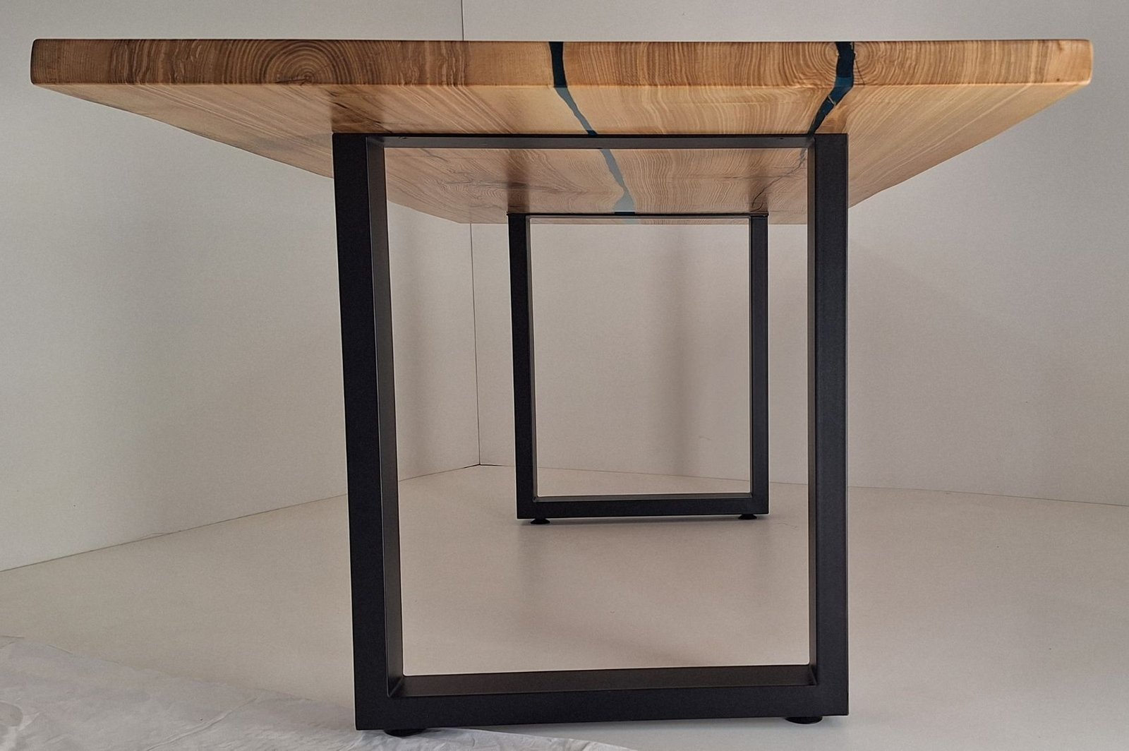 Table rivière en frêne massif et résine turquoise – Édition artisanale Exemplaire