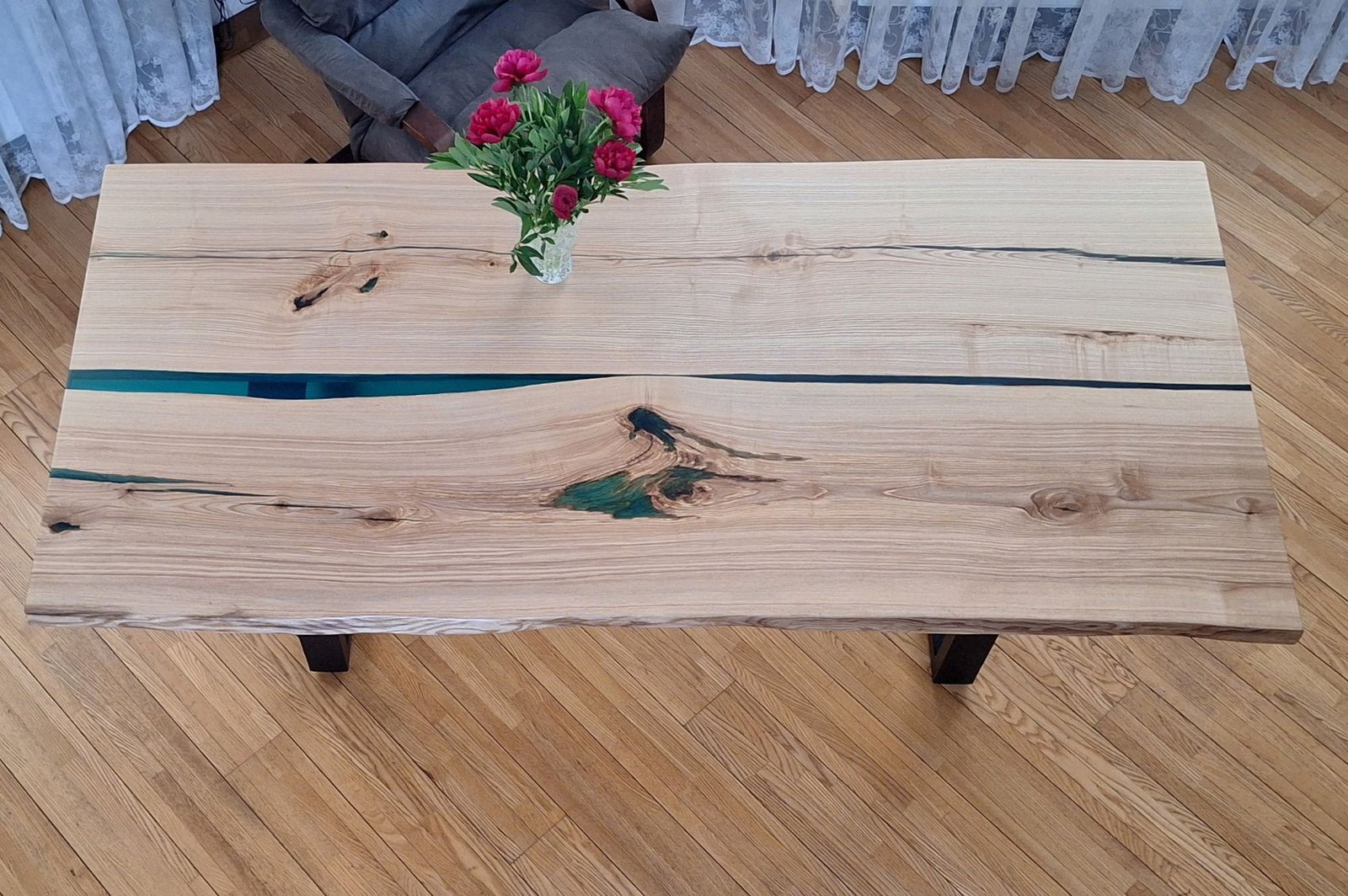 Table rivière en frêne massif et résine turquoise – Édition artisanale Exemplaire