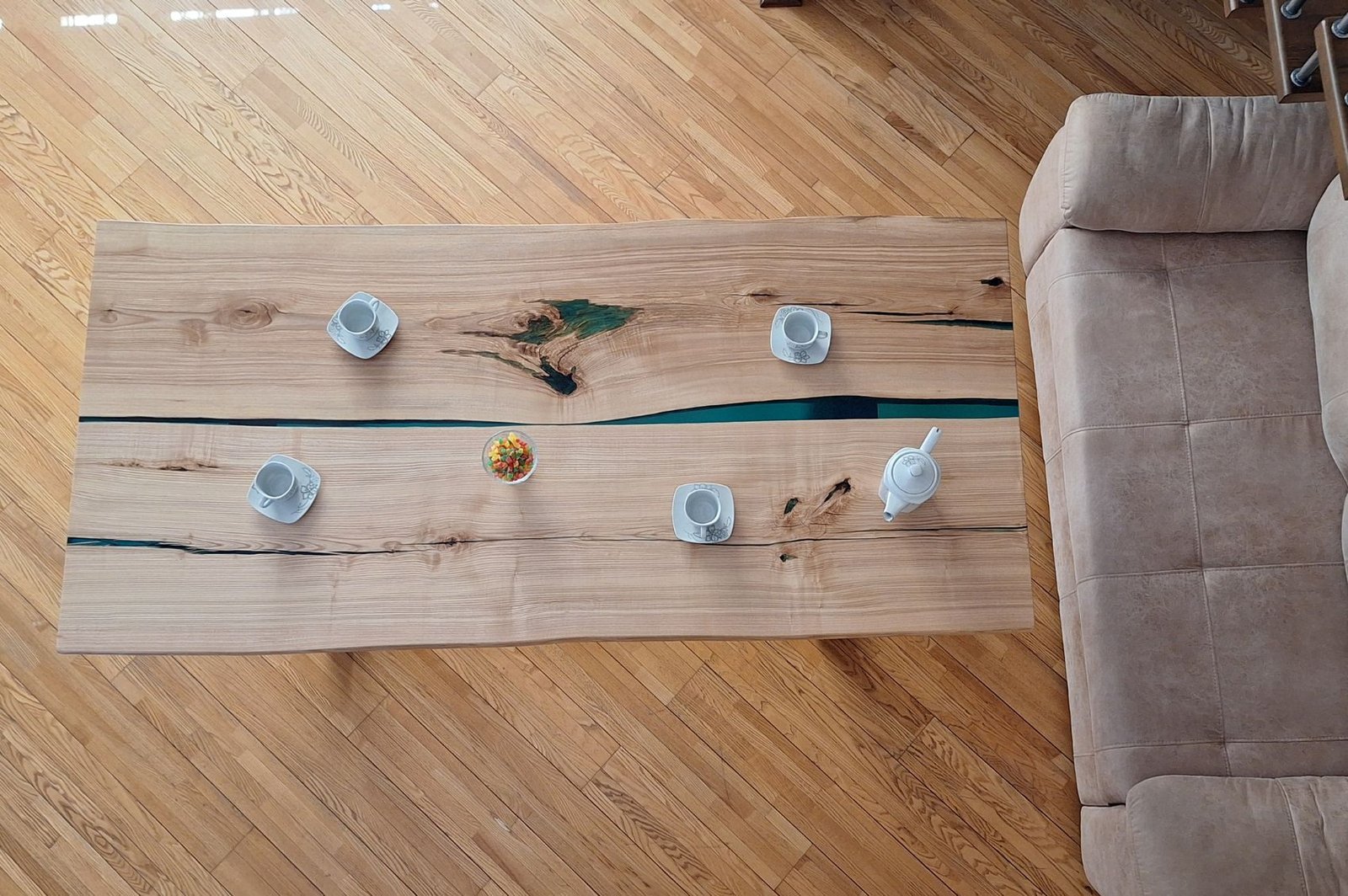 Table rivière en frêne massif et résine turquoise – Édition artisanale Exemplaire