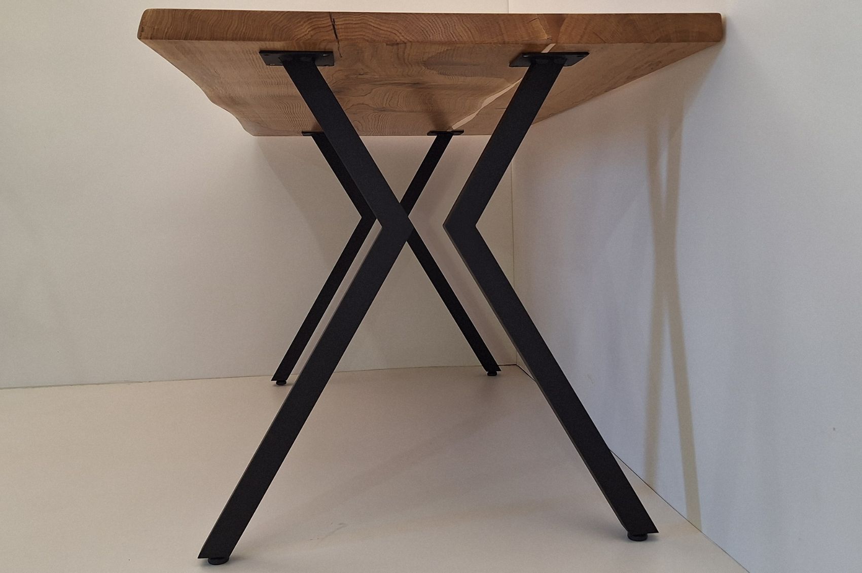 Pieds de table design fins – Élégance légère et solidité