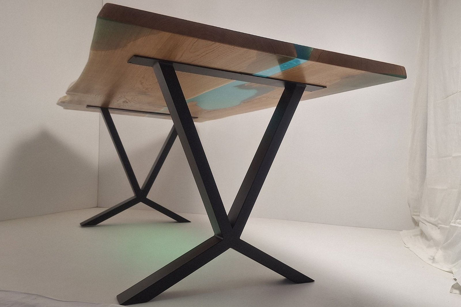 Pieds de table en métal noir en forme de V