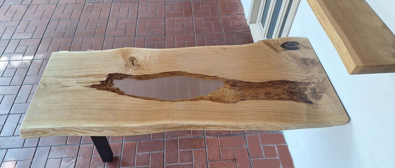 Bar en bois massif de chêne & résine époxy – support mural invisible